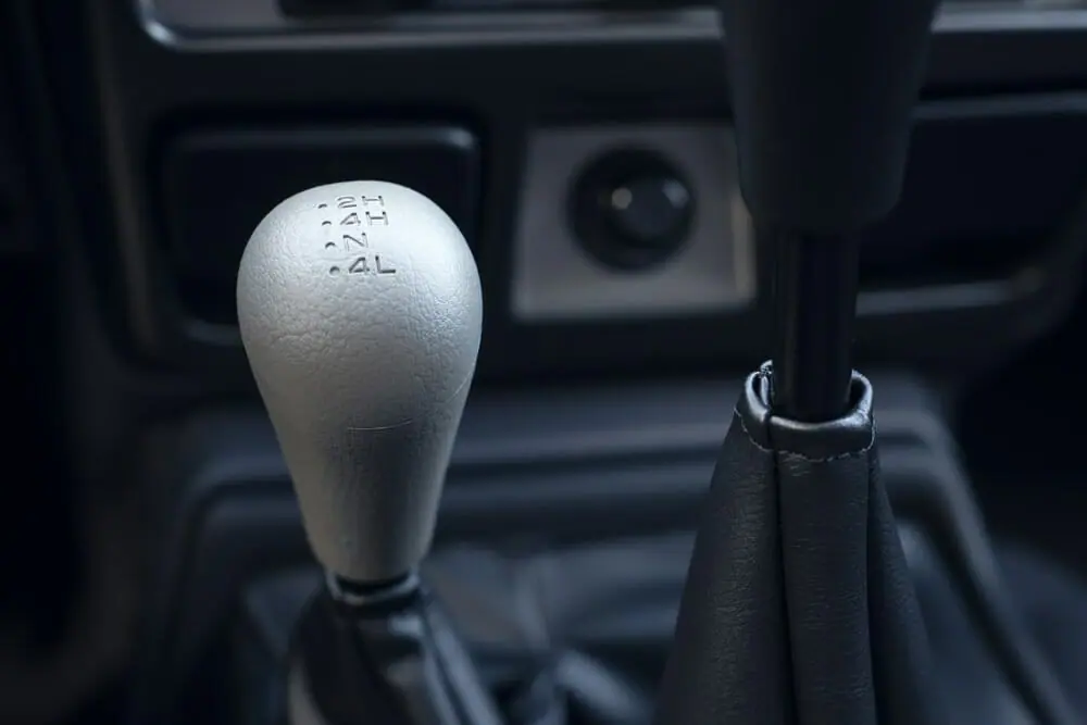 El automóvil hace ruido al acelerar (causas y soluciones)