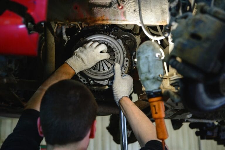 5 Symptoms Of A Slipping Clutch (How To Diagnose And Fix)