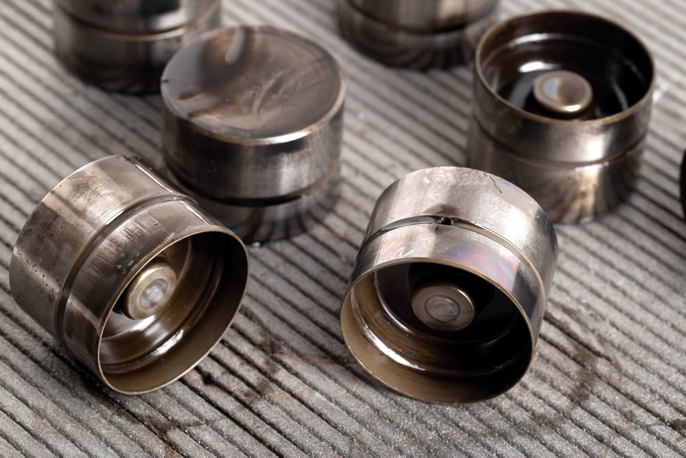 Hydraulic compensators in the lubrication system of a car