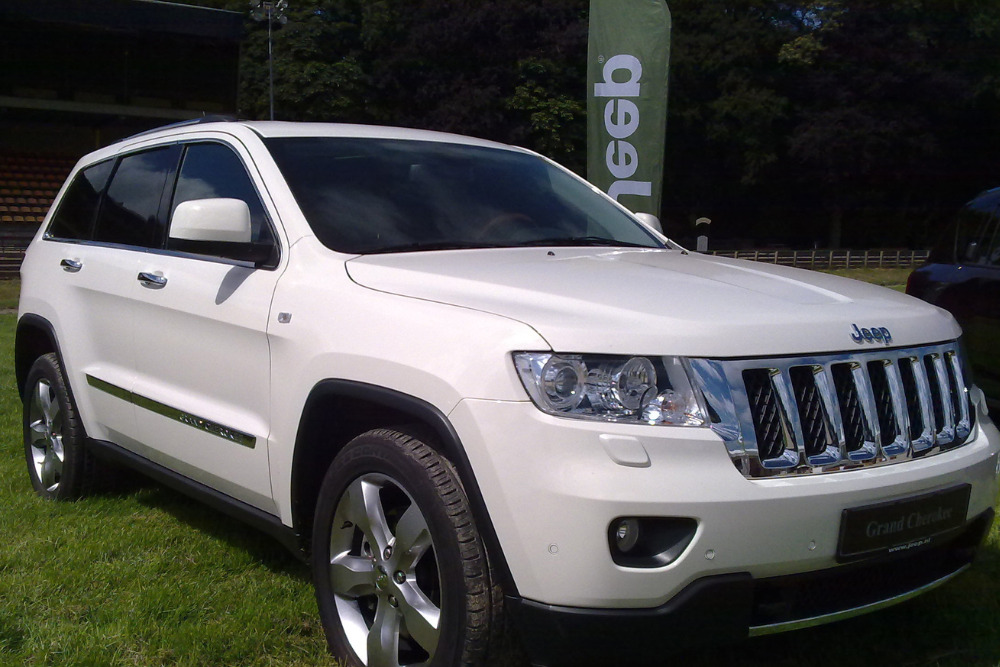 Jeep Grand Cherokee Overland front view
