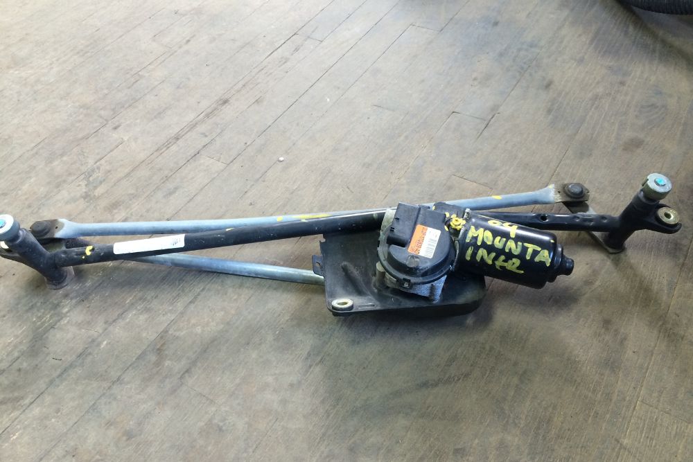 7 Bad Wiper Motor Symptoms (How To Test + Replacement Cost)